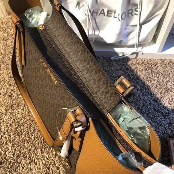 โSOLDโNWT MICHAEL KORS TOTE!! - Picture 4 of 7